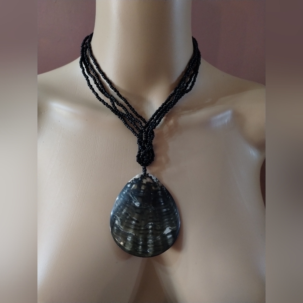 Beautiful Women's Black Shell And Bead Necklace